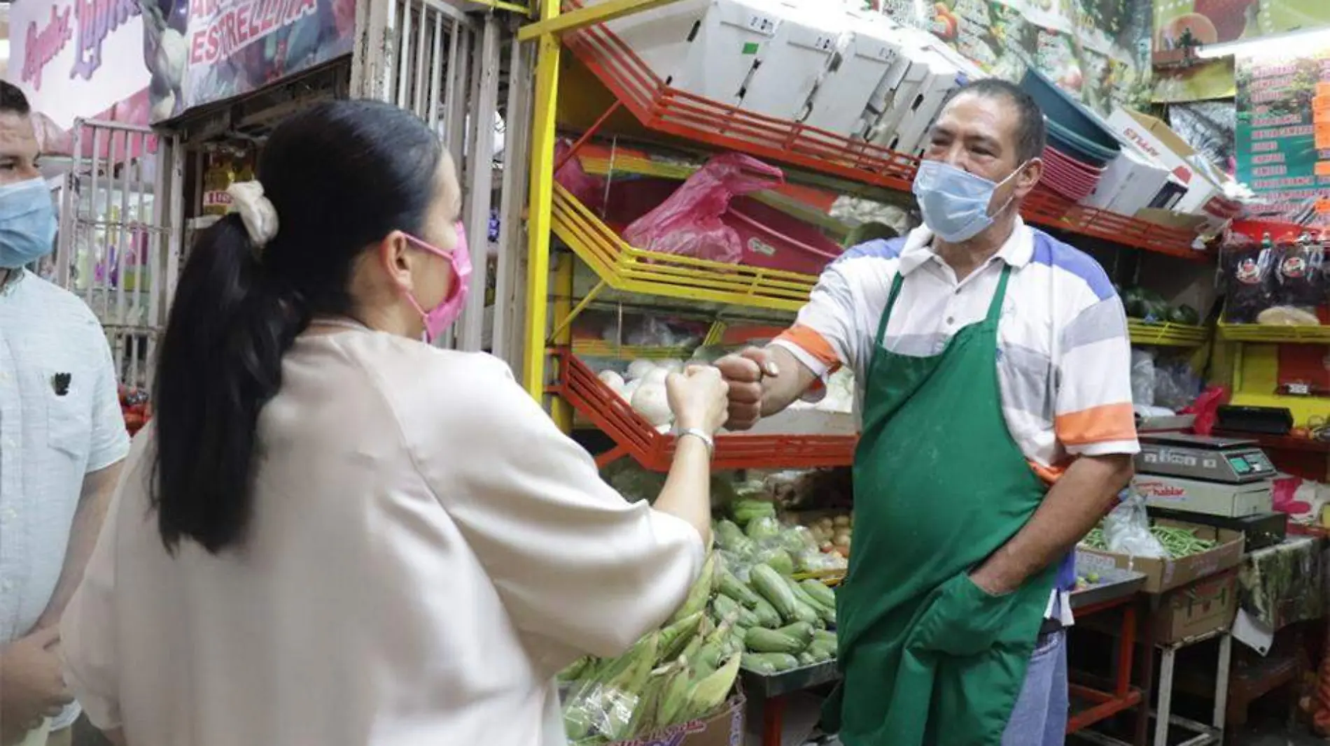 Milena Quiroga visita mercado madero